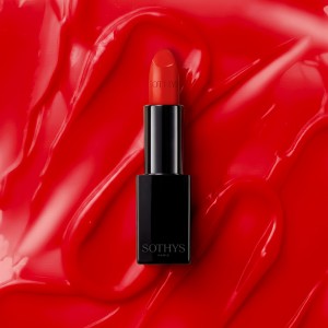 Nawilzająco-rozswietlająca pomadka Rouge doux Sothys - 132 rouge Grenelle