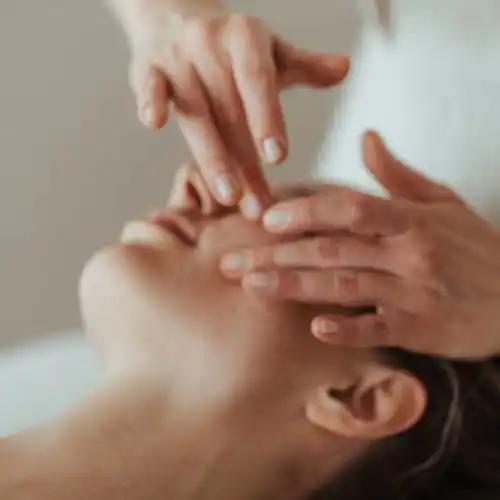 Lifting twarzy bez skalpela - jak japoński masaż Kobido i stymulatory tkankowe przywracają młodość w Spa Spot Poznań
