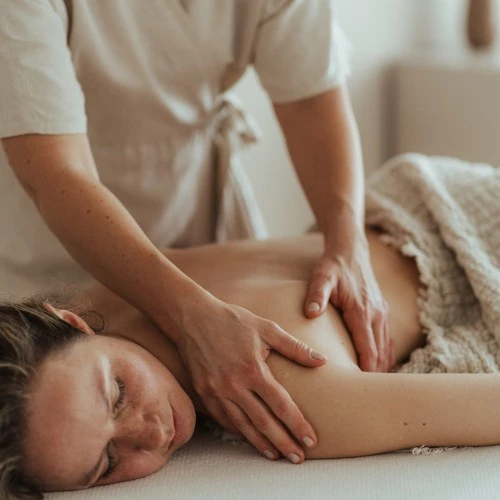 Masaż na ból karku i pleców po pracy przy biurku - sprawdź, dlaczego warto odwiedzić SPA SPOT Poznań
